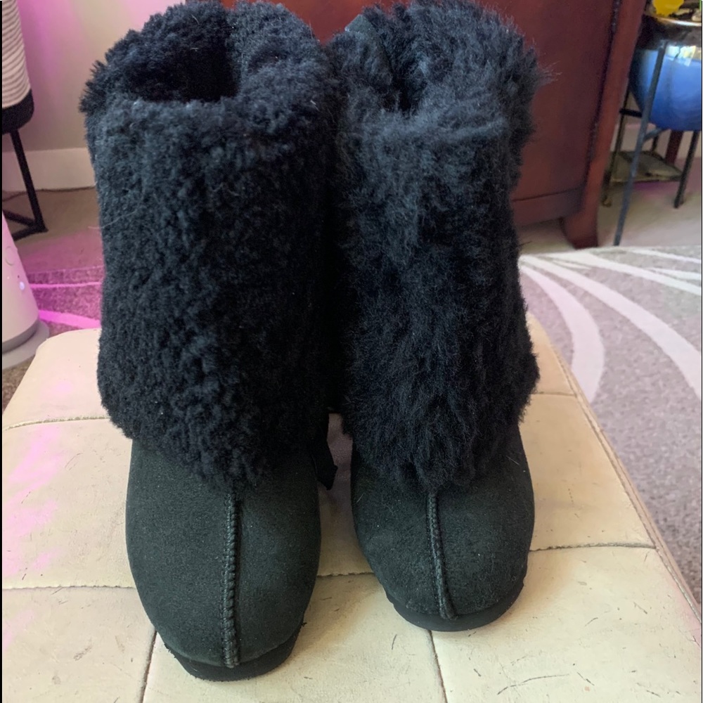 UGG Ozwear wedge Boots.    Size 8